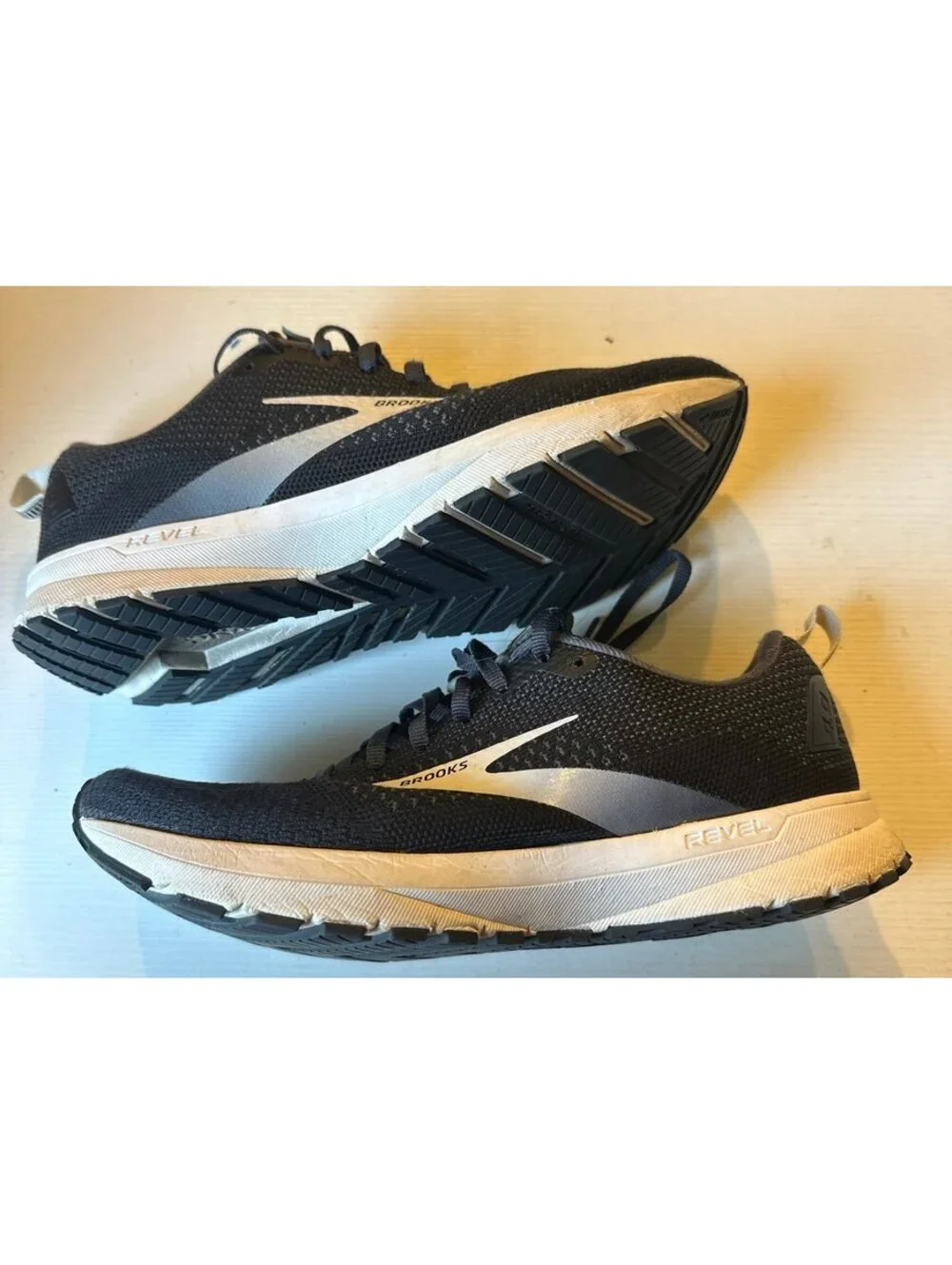 Brooks Revel 4 running shoes medium size 9